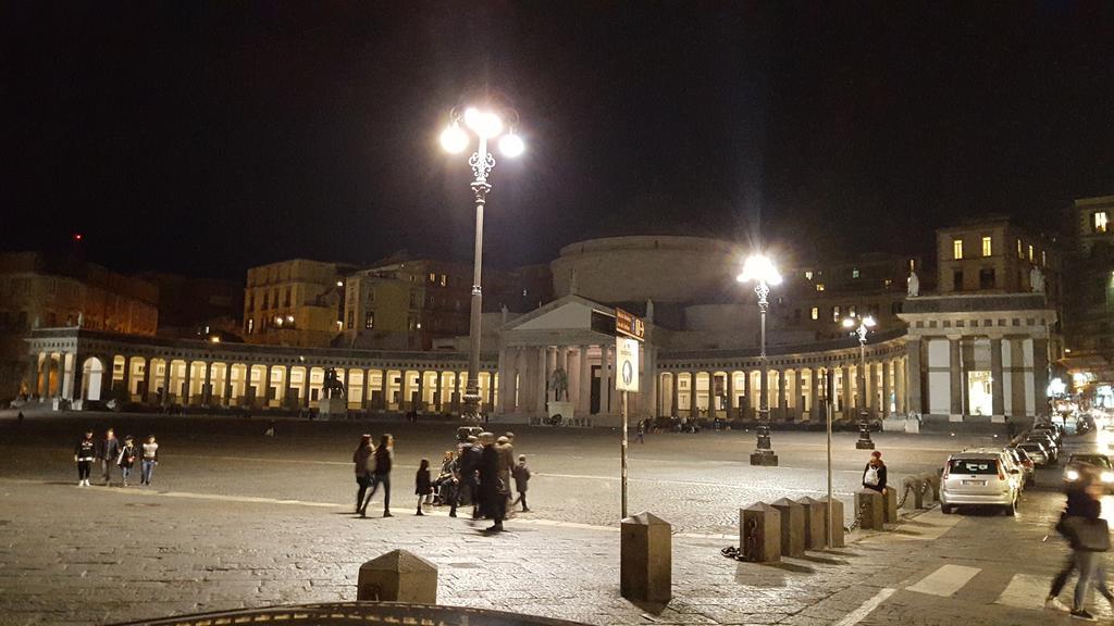 B&B Carolina Plebiscito R. Napoli Bagian luar foto