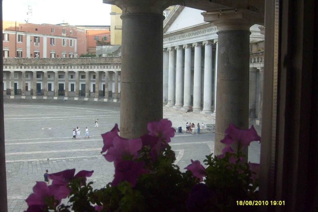 B&B Carolina Plebiscito R. Napoli Bagian luar foto